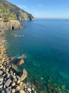 Hotel con parcheggio in centro storico a Riomaggiore Arrivare a Riomaggiore in auto e sapere di poter contare su una soluzione comoda per la sosta rende il soggiorno più semplice fin dal primo momento. Locanda Ca Da Iride è un hotel con parcheggio in centro storico a Riomaggiore pensato per chi desidera vivere la destinazione senza rinunciare alla praticità. La struttura accoglie gli ospiti in ambienti curati, offrendo camere confortevoli e servizi utili per organizzare la permanenza con maggiore libertà. Scegliere un hotel con parcheggio in centro storico a Riomaggiore permette di affrontare il viaggio con più serenità, soprattutto in una località dove gli spostamenti e l’accesso possono richiedere una pianificazione attenta. Locanda Ca Da Iride affianca alla comodità del parcheggio altri elementi capaci di rendere l’esperienza più piacevole, come la colazione e la possibilità di soggiornare in camere con terrazzo, giardino o patio.  La struttura è inoltre pet friendly, una caratteristica apprezzata da chi viaggia con il proprio animale e desidera condividere anche con lui la scoperta delle Cinque Terre. Ogni dettaglio contribuisce a creare un soggiorno pratico, rilassante e adatto a esigenze differenti. Per chi cerca una sistemazione capace di combinare posizione, accoglienza e servizi utili, Locanda Ca Da Iride rappresenta una scelta interessante. Prenotare un hotel con parcheggio in centro storico a Riomaggiore significa organizzare la propria vacanza con maggiore tranquillità e dedicare più tempo alla scoperta del territorio. Contatta la struttura e verifica la disponibilità della soluzione più adatta al tuo soggiorno.