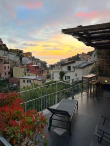 Hotel con terrazza panoramica a Riomaggiore Soggiornare in una struttura capace di valorizzare il paesaggio circostante rende ogni viaggio ancora più speciale. Locanda Ca Da Iride è un hotel con terrazza panoramica a Riomaggiore ideale per chi desidera unire comfort, atmosfera e spazi all’aperto dove concedersi momenti di autentico relax. La possibilità di soggiornare in camere dotate di terrazzo, giardino o patio permette di vivere la destinazione con maggiore tranquillità, godendo di ambienti pensati per accompagnare piacevolmente ogni momento della giornata. Scegliere un hotel con terrazza panoramica a Riomaggiore significa poter contare su una sistemazione che unisce praticità e attenzione all’esperienza dell’ospite. Locanda Ca Da Iride dispone di soluzioni con spazi esterni privati, ideali per rilassarsi dopo una giornata trascorsa alla scoperta del territorio.  Tra i servizi disponibili rientrano inoltre il parcheggio, particolarmente utile per chi raggiunge Riomaggiore in auto, e la colazione, perfetta per iniziare la giornata con calma. La struttura è anche pet friendly, offrendo così una soluzione adatta a chi non vuole rinunciare alla compagnia del proprio animale durante il soggiorno. Per vivere Riomaggiore scegliendo comodità, accoglienza e una cornice suggestiva, Locanda Ca Da Iride rappresenta una soluzione da considerare per la tua prossima vacanza. Se stai cercando un hotel con terrazza panoramica a Riomaggiore, verifica subito la disponibilità e prenota il soggiorno più adatto alle tue esigenze, scegliendo la camera e gli spazi che renderanno ancora più piacevole la tua esperienza.